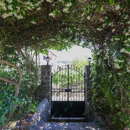 Mansion Boua * Agios Ioannis Peristerion
